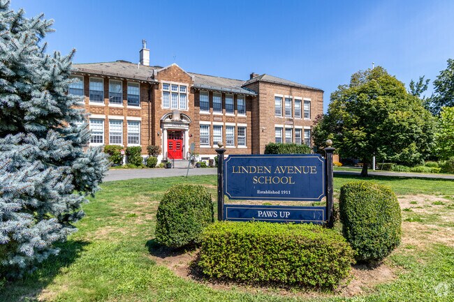 Linden Avenue School in Glen Ridge, NJ serves 176 students in grades PK-2.