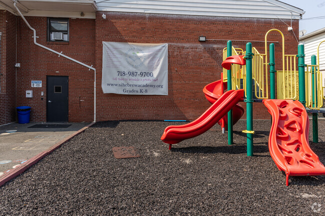 Staten Island Hebrew Academy consists of a maximum of 8 students per class.