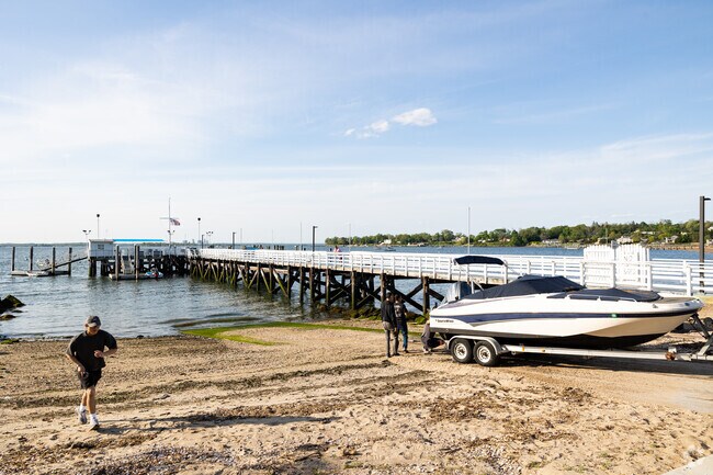 Residents of Kings Point have access to the Manhasset Bay at Steppingstone Park.