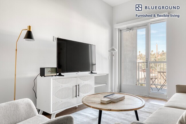 505 N Silver Lake Blvd unit FL4-ID978, Los Angeles, CA 90026 - photo 2