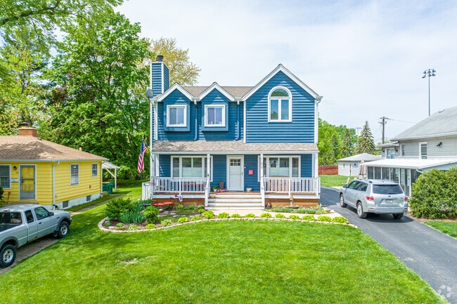 A brightly colored Colonial Revival home is eye-popping in Clarendon Hills.