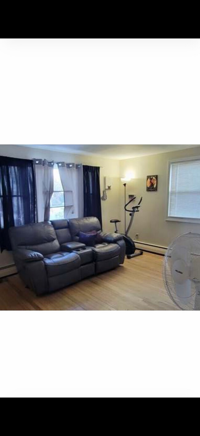 138 Draper St unit Draper street left s, Springfield, MA 01108 - photo 2