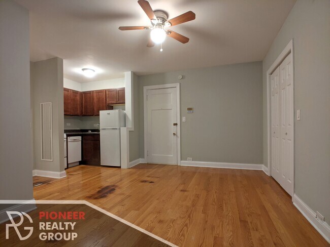 835 W Wolfram St unit 206, Chicago, IL 60657 - photo 4