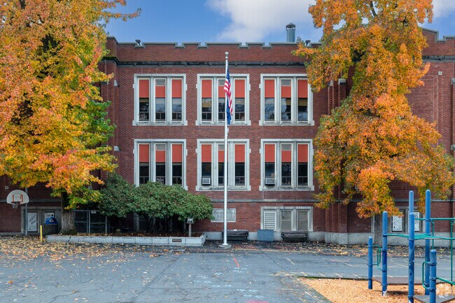 Children in Portland can attend Ainsworth Elementary School on SW Vista Ave.