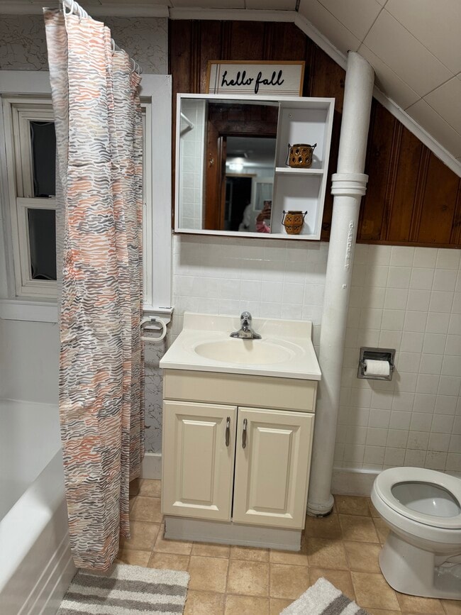 618 Leonard Ave unit Upper, Dekalb, IL 60115 - photo 3