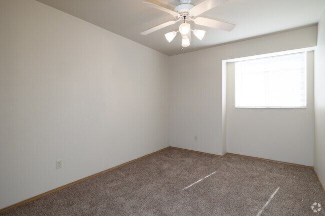 2BD, 1BA - 950SF