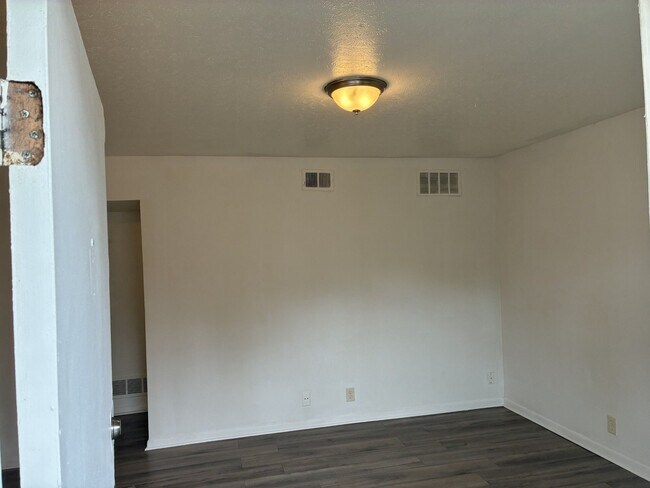 Off of Preston Hwy Affordable 1 bed/1 bath apartments off, Louisville, KY 40219 - photo 4