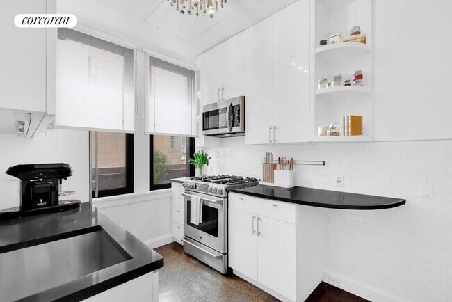 320 E 57th St, New York, NY 10022 - photo 4