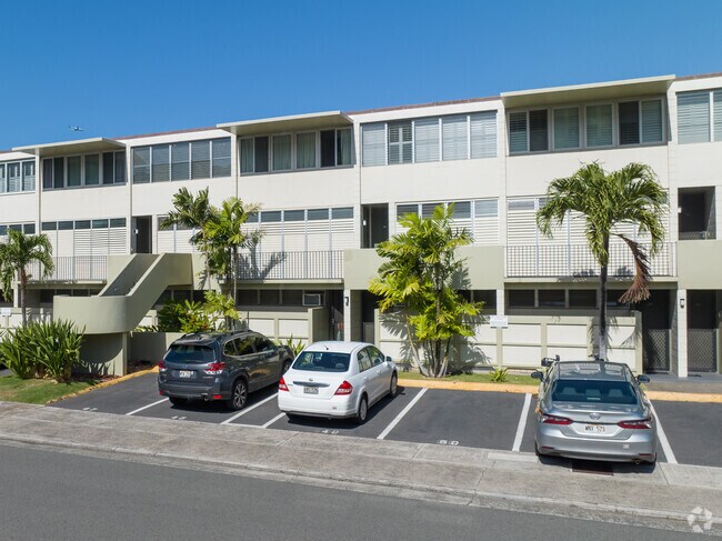 Multifamily homes accommodate dense populations of residents in Diamond Head-Kapahulu-St Louis.