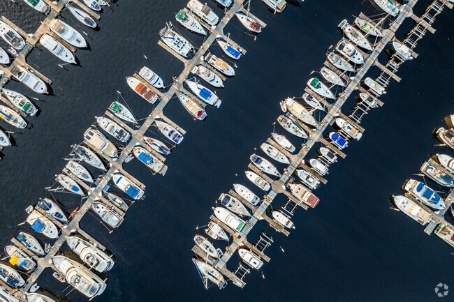 New Bern Grand Marina Yacht Club is minutes from downtown.