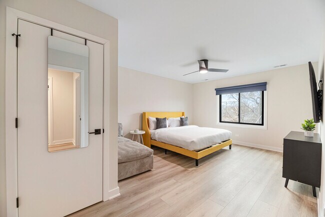 7200 N Western Ave unit ID1060169P, Chicago, IL 60645 - photo 2