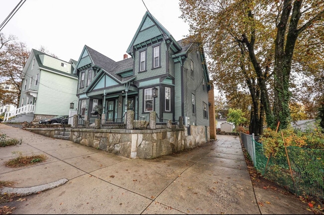 331 E High St unit 331 E High, Manchester, NH 03104 - photo 2