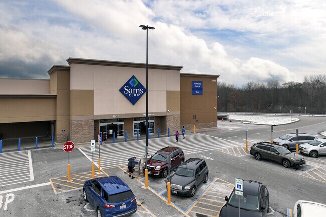 Sam's Club is conveniently located in Niles, on the border of Warren.