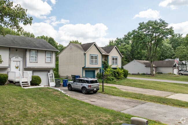 The Livingston-McNaughten neighborhood provides driveways and large front yards.
