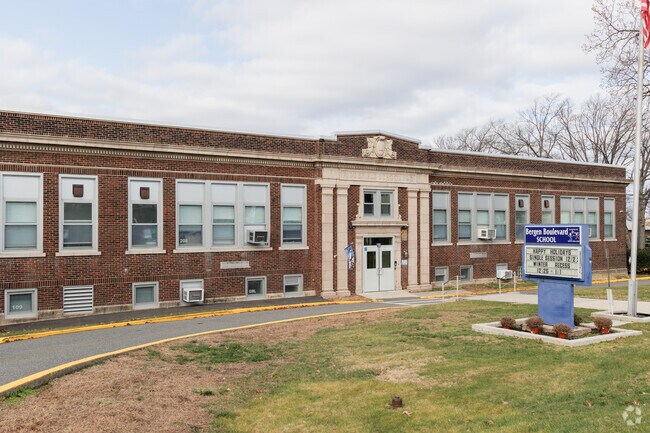 Bergen Blvd School in Ridgefield, NJ has a student-teacher ratio of 8 to 1.