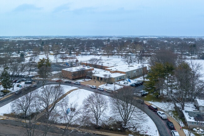 Hall Elementary School is located in Aurora, IL.