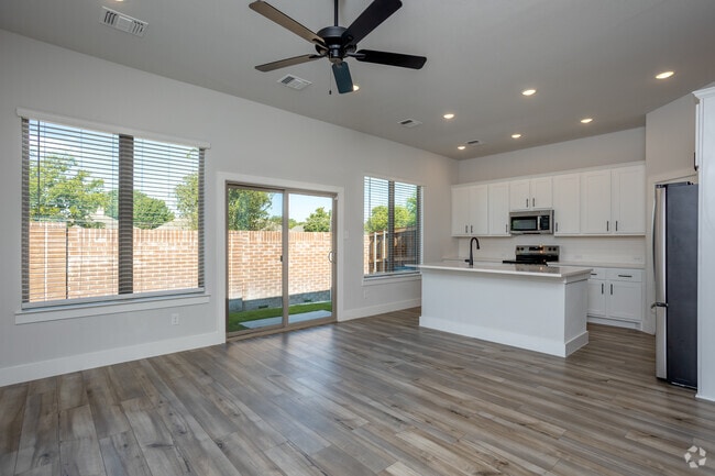 1BR, 1BA - 746SF - Living/Kitchen