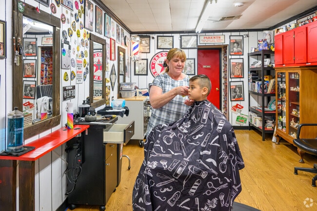 Riverview residents can get a fresh haircut at Elsinore Barber & Beauty.
