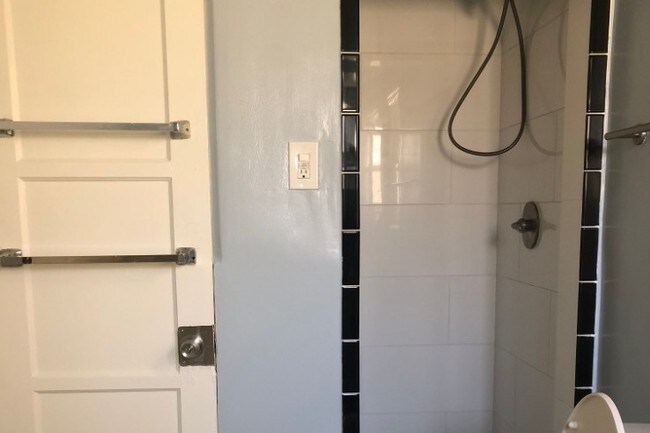 4235 Degnan Blvd unit Degnan, Los Angeles, CA 90008 - photo 5