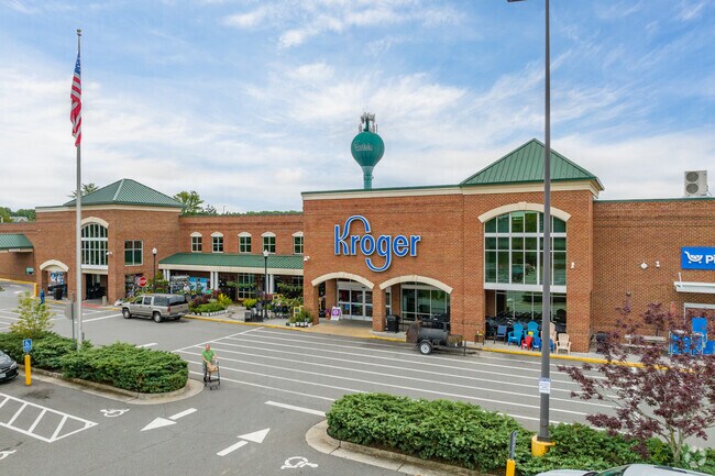 For groceries, pharmacy services, and everyday essentials, North Shore residents and guests often turn to Kroger.