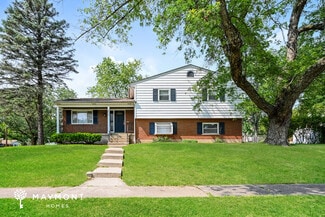 2512 Grosvenor Dr, Cincinnati, OH 45231