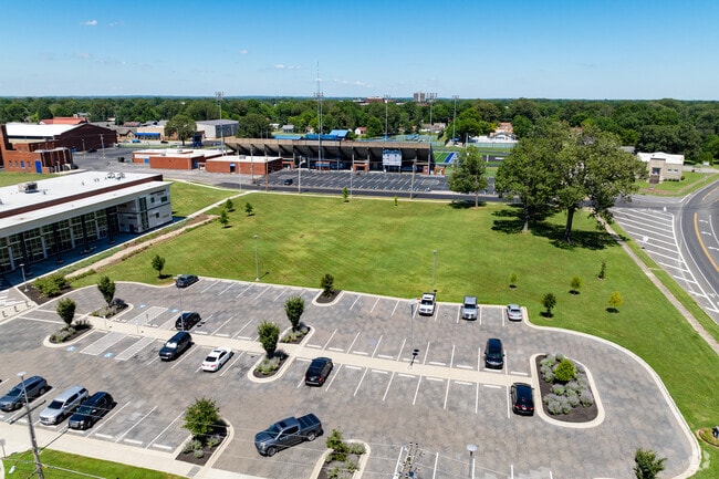 The student population of Paducah Area Technology Center is 5 and the school serves 8-12.