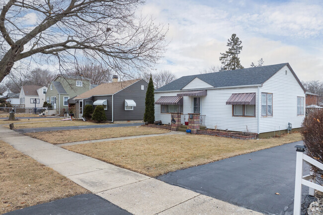 Homes in Waukegan Gardens are priced around $175,000 on average.