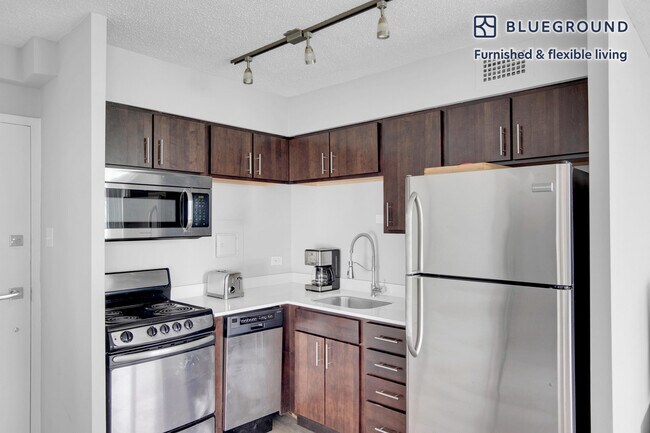 5600 N Sheridan Rd unit FL6-ID658, Chicago, IL 60660 - photo 7