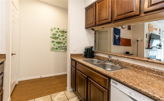 807 W 25th St unit 211, Austin, TX 78705 - photo 3