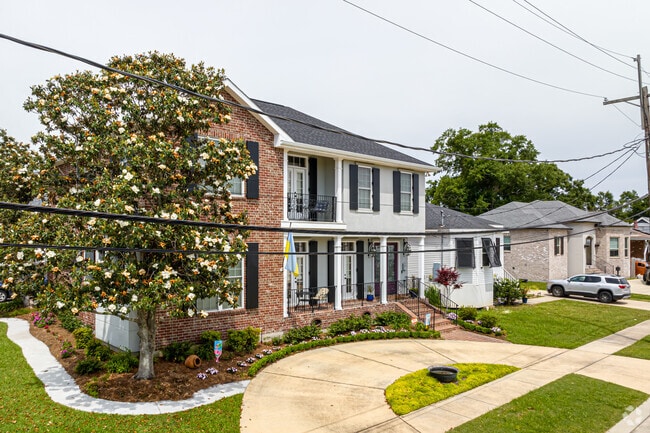 New Metairie North has a mix of home styles.