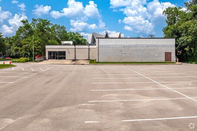 St. Peter's Lutheran School has a student-teacher ratio of 5 to 1.