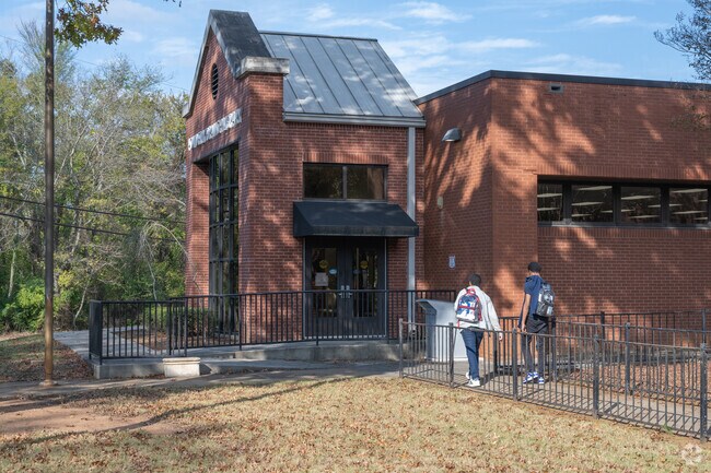 West Goldwire is conveniently located near Podwerly Public Library, ideal for easy access!