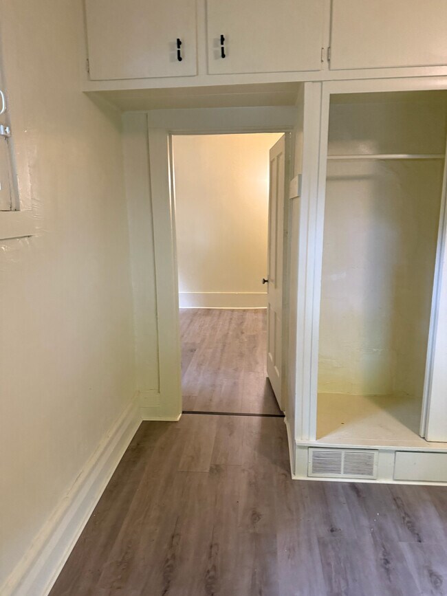 102 S Balch St unit 1 lower, Akron, OH 44302 - photo 6