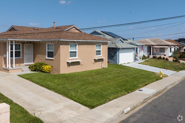 Row of homes with beautiful maintained lawns in Fairmont Park San Diego.