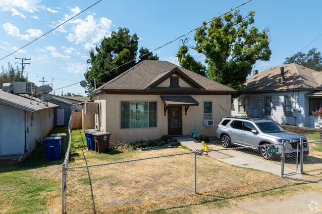 Midcentury home with classic single-story layout in Armona.