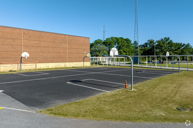 There are basketball courts at North Myrtle Beach Middle School.