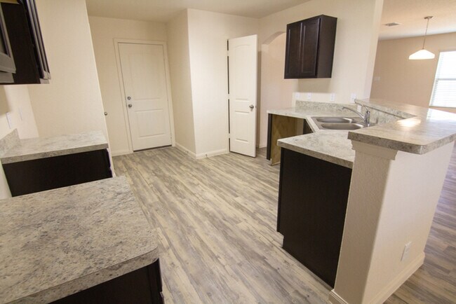 5006 War Horse Dr, San Antonio, TX 78242 - photo 7