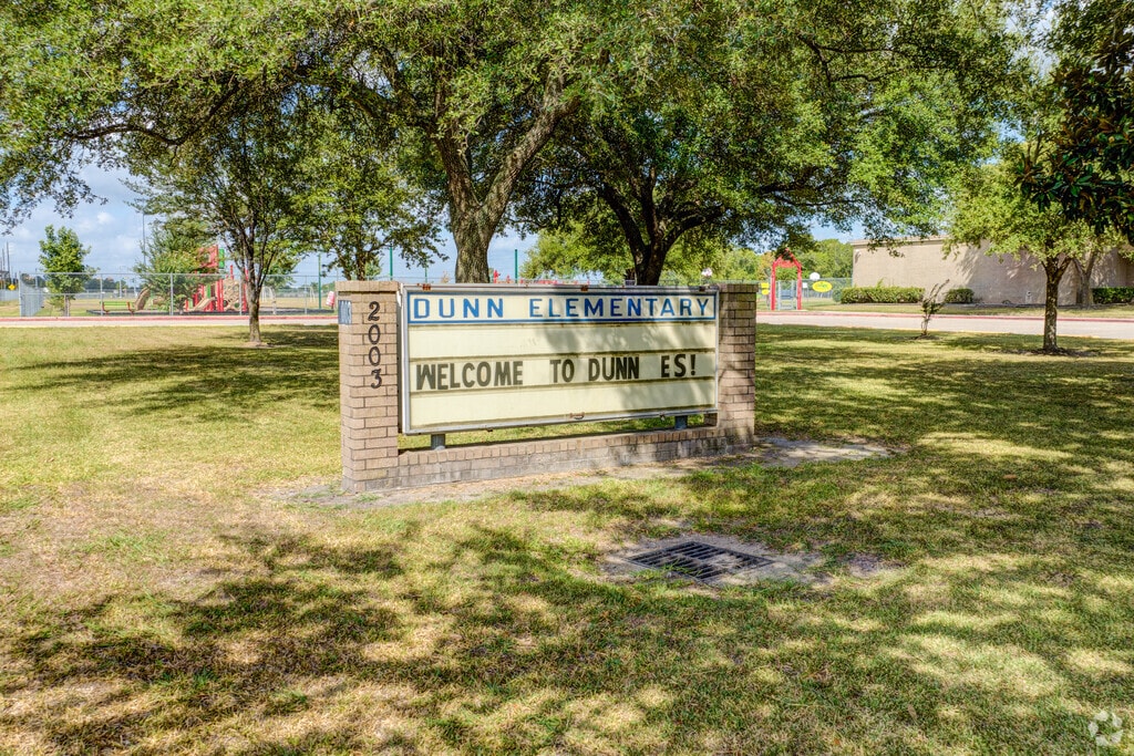 Pylon signage at Dunn Elementary School in Northview, TX.