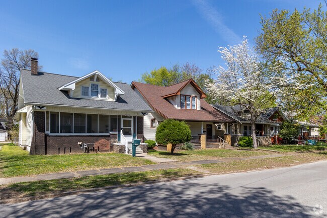 The median home in Glenwood was constructed in 1947.