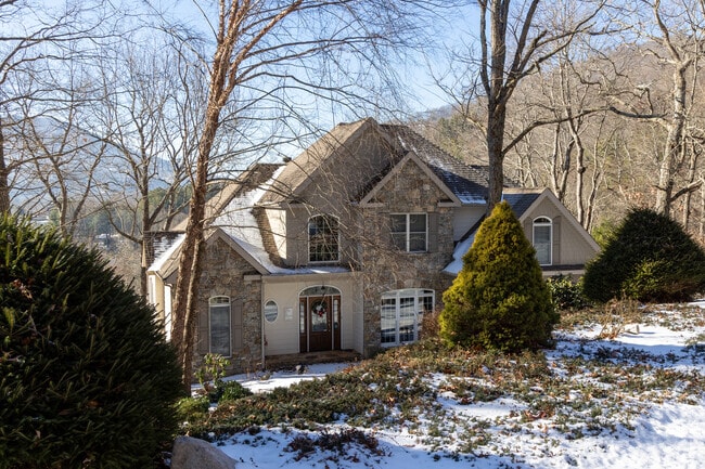 Million dollar homes on the golf course can be found close to Waynesville.