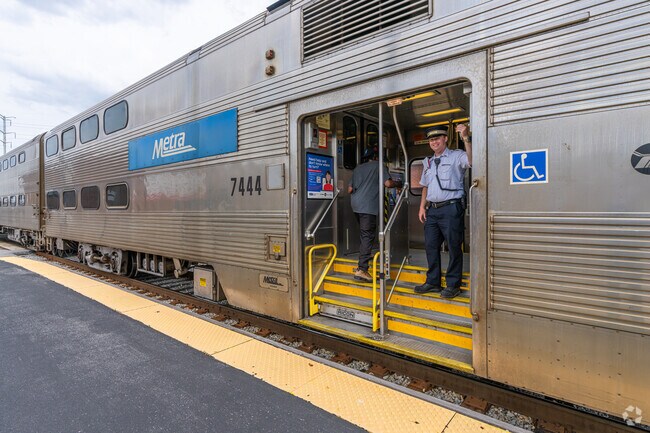 The Ashburn Metra station conveniently connects commuters to downtown Chicago in Ashburn.
