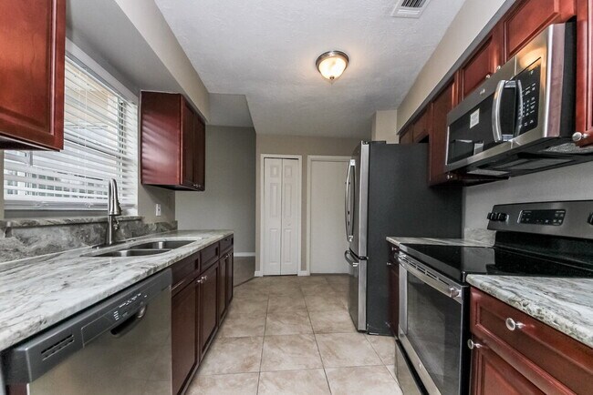 212 Great Yarmouth Ct, Kissimmee, FL 34758 - photo 4