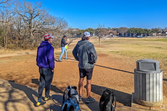 Veterans Park in West Arlington draws Dalworthington Gardens disc golf fans.
