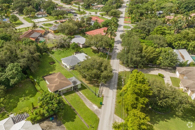 Residents of Biscayne Gardens West, FL enjoy the beauty of nature and spacious land space.