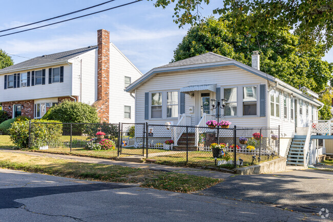 A row of common homes including Garrison and Ranch styled homes in Adams Shore.