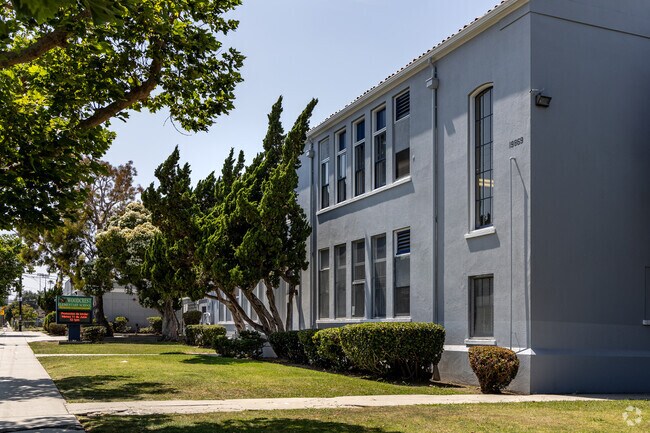 Woodcrest Elementary School offers arts and music programs.