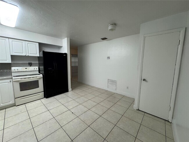 334 E 2nd St, Hialeah, FL 33010 - photo 5