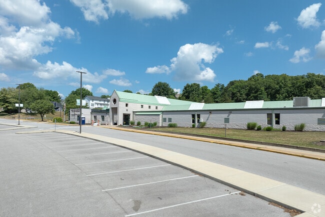Green Pines Elementary is located at 16543 green Pines Drive.