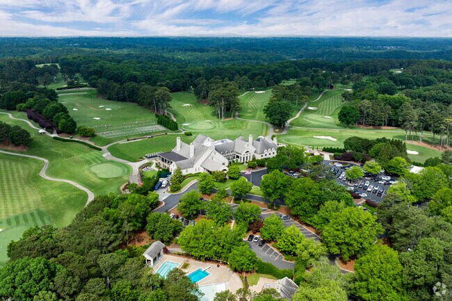 Huntcliff centers around the prestigious Cherokee Town and Country Club, where golf is not just a pastime but part of the neighborhood’s identity.