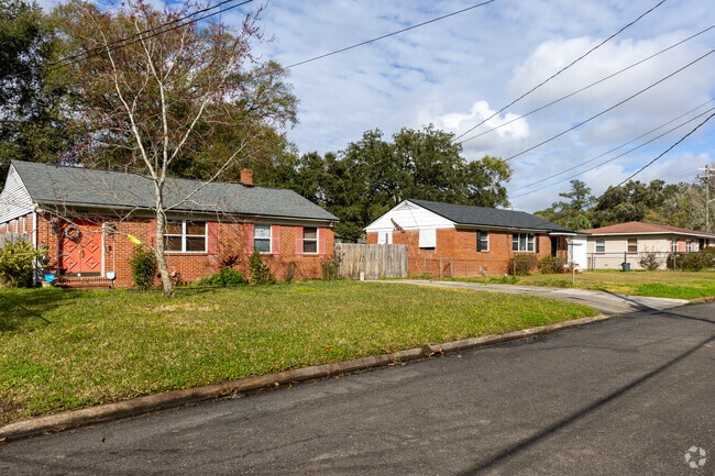Locals live in mid-century ranch style homes in Spring Park.
